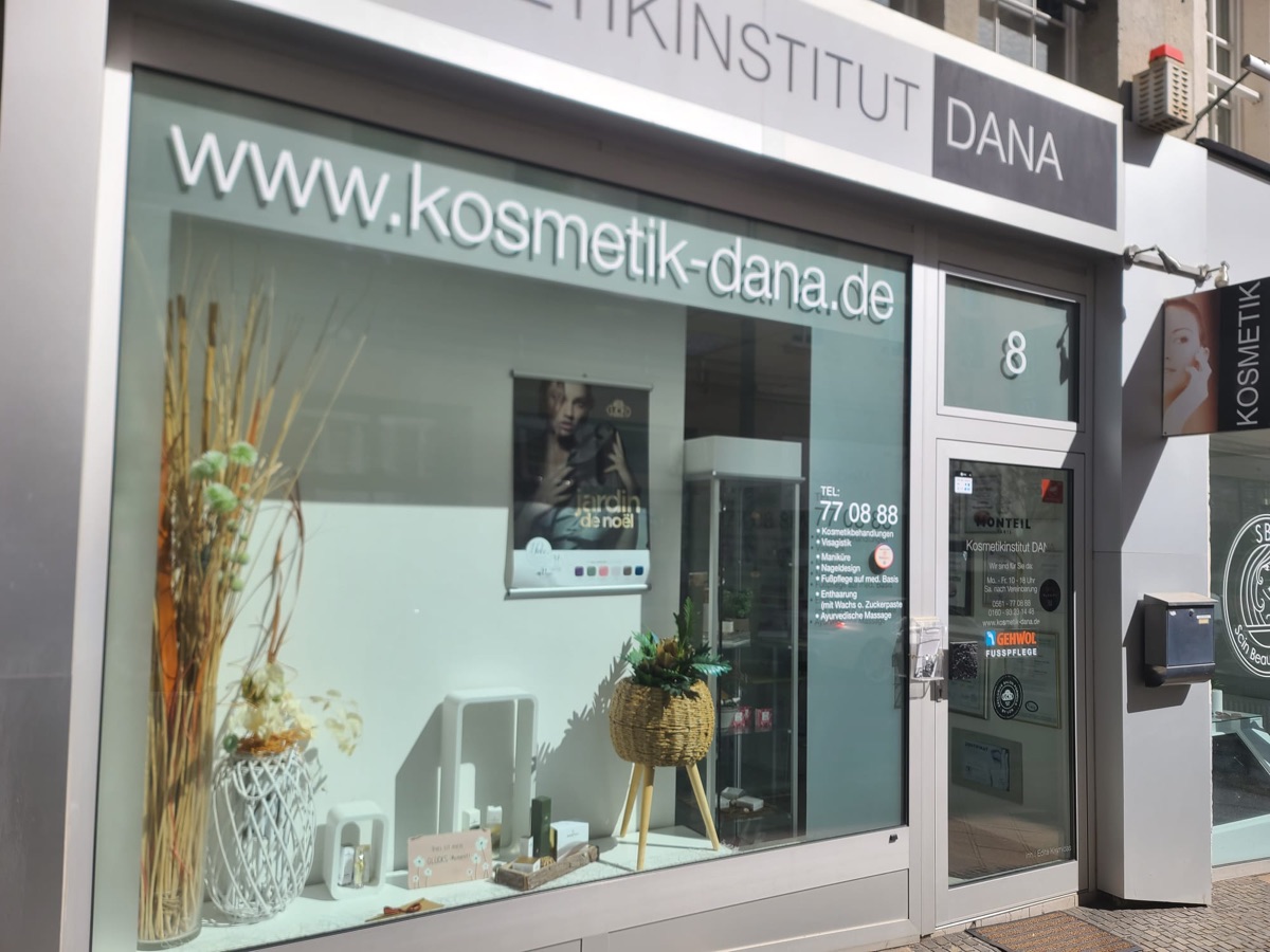 Schaufenster des Kosmetikinstitut Dana in der Opernstraße 8 in Kassel